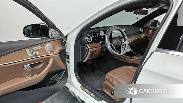 Mercedes-Benz E-Class W213 2022 Белый из Кореи, фото 2