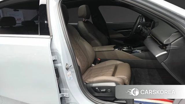 BMW 5 Series (G60) 2024 Светло-серебряный цвет из Кореи, фото 2