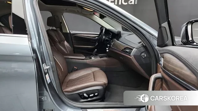 BMW 5 Series (G30) 2019 Серебристо-серый из Кореи, фото 2