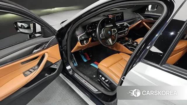 BMW 5 Series (G30) 2022 Серебристо-серый из Кореи, фото 2