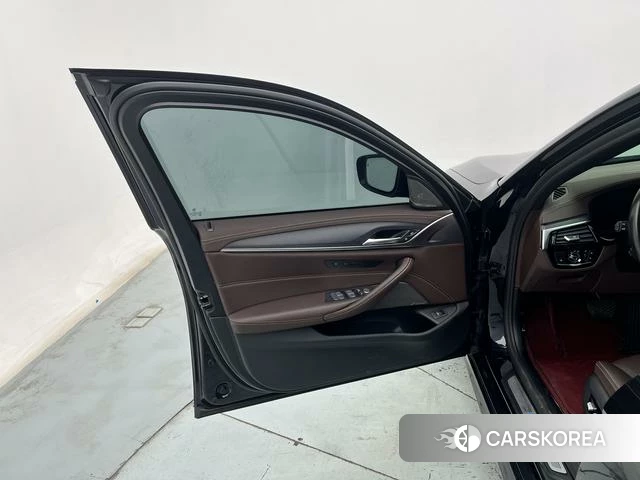 BMW 5 series 2022 Черный из Китая, фото 2