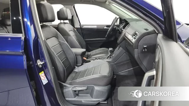 Volkswagen Tiguan Allspace 2023 Синий из Кореи, фото 2