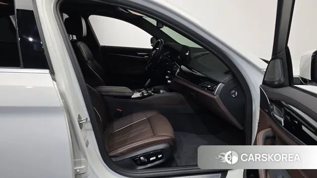 BMW 5 Series (G30) 2022 Белый из Кореи, фото 2