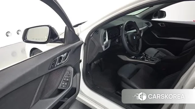 BMW 1 Series (F40) 2020 Белый из Кореи, фото 2