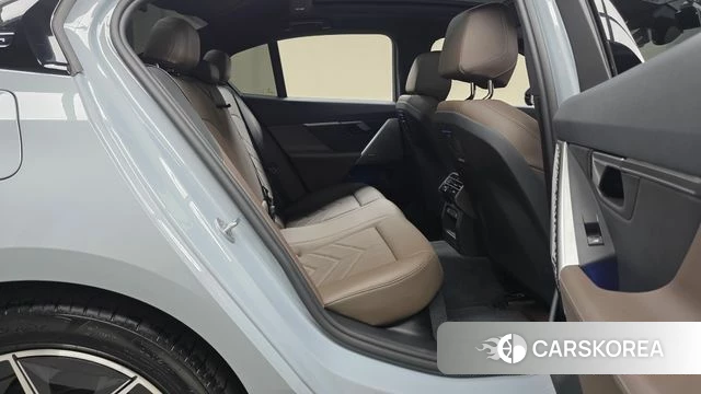 BMW 5 Series (G60) 2025 Цвет галактики из Кореи, фото 2