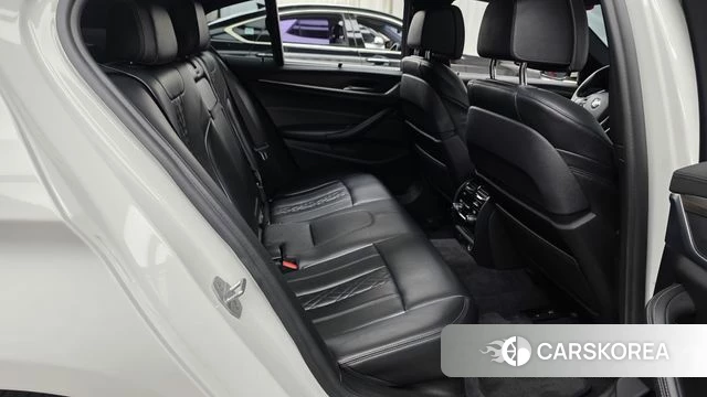 BMW 5 Series (G30) 2018 Белый из Кореи, фото 2