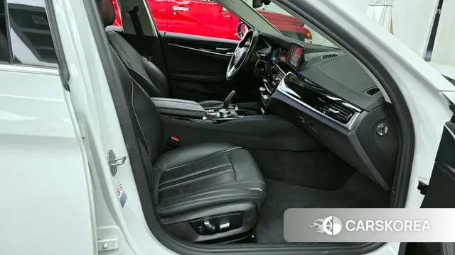 BMW 5 Series (G30) 2019 Белый из Кореи, фото 2