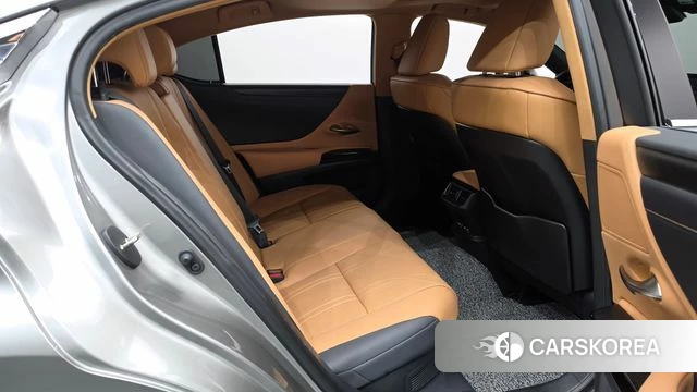 Lexus ES300h 7th generation 2022 Песочный из Кореи, фото 2