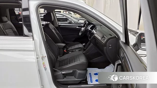 Volkswagen Tiguan Allspace 2023 Белый из Кореи, фото 2
