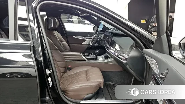 BMW 7 Series (G70) 2023 Черный из Кореи, фото 2