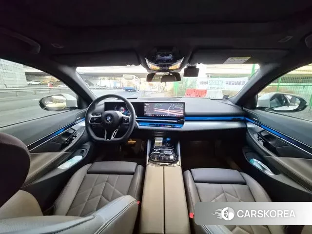 BMW 5 Series (G60) 2025 Белый из Кореи, фото 2