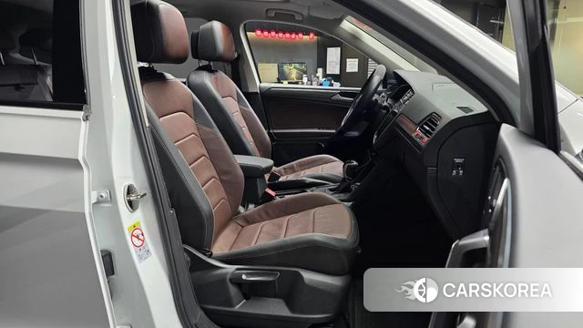 Volkswagen Tiguan Allspace 2022 Белый из Кореи, фото 2