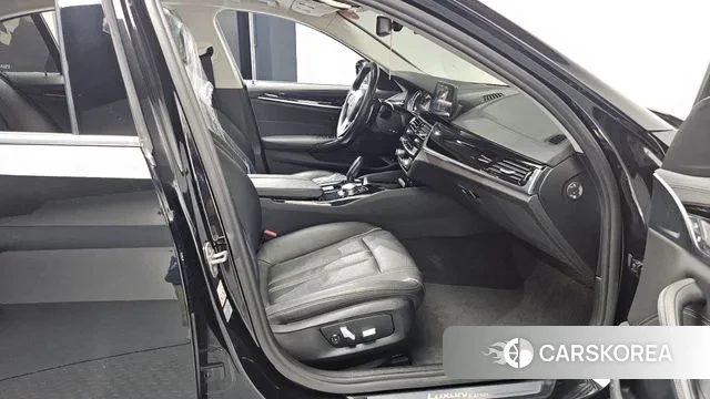 BMW 5 Series (G30) 2018 Черный из Кореи, фото 2