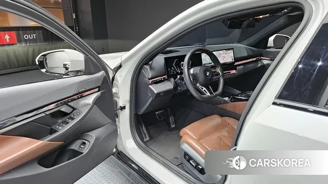 BMW 5 Series (G60) 2024 Белый из Кореи, фото 2