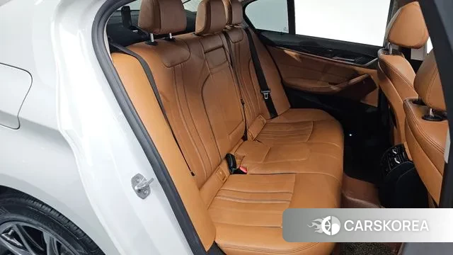 BMW 5 Series (G30) 2018 Белый из Кореи, фото 2