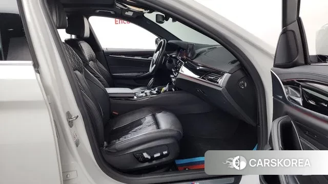 BMW 5 Series (G30) 2018 Белый из Кореи, фото 2