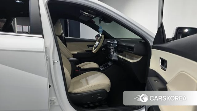 Hyundai Kona (SX2) 2023 Белый из Кореи, фото 2