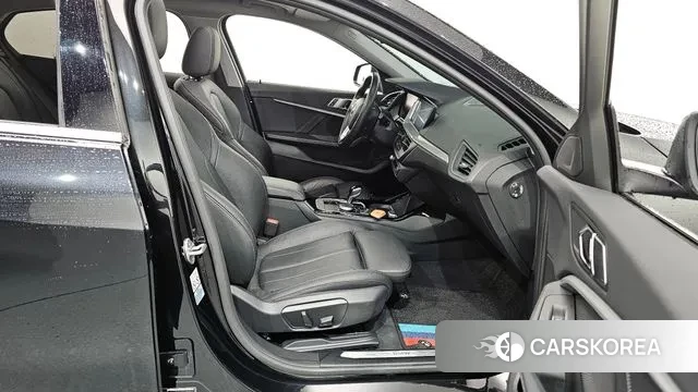 BMW 1 Series (F40) 2022 Черный из Кореи, фото 2