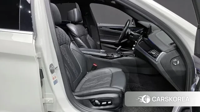 BMW 5 Series (G30) 2019 Белый из Кореи, фото 2
