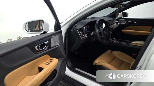 Volvo V60 Cross-Country 2nd Generation 2020 Белый из Кореи, фото 2