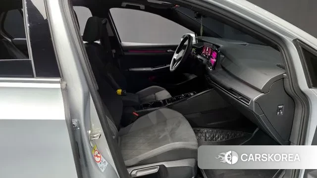 Volkswagen Golf 8th Generation 2024 Серебристо-серый из Кореи, фото 2