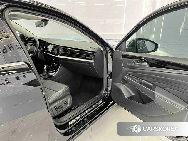 Volkswagen Passat 2022 Черный из Китая, фото 2