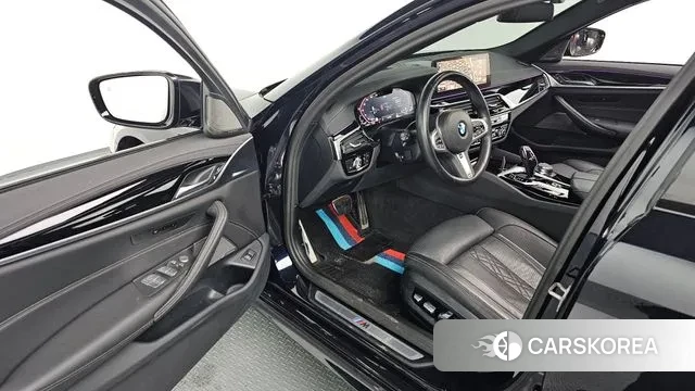 BMW 5 Series (G30) 2023 Черный из Кореи, фото 2