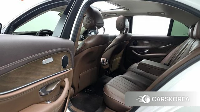 Mercedes-Benz E-Class W213 2018 Белый из Кореи, фото 2