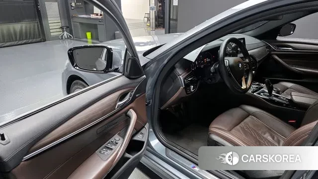 BMW 5 Series (G30) 2018 Серебристо-серый из Кореи, фото 2