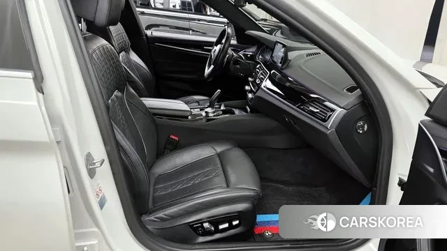 BMW 5 Series (G30) 2018 Белый из Кореи, фото 2