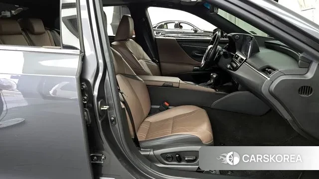 Lexus ES300h 7th generation 2022 Серый из Кореи, фото 2