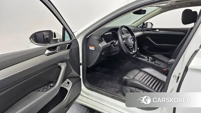 Volkswagen Passat GT (B8) 2018 Белый из Кореи, фото 2