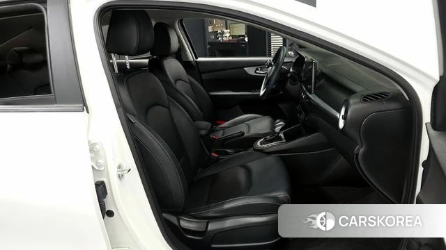 Kia The New K3 2nd generation 2021 Белый из Кореи, фото 2