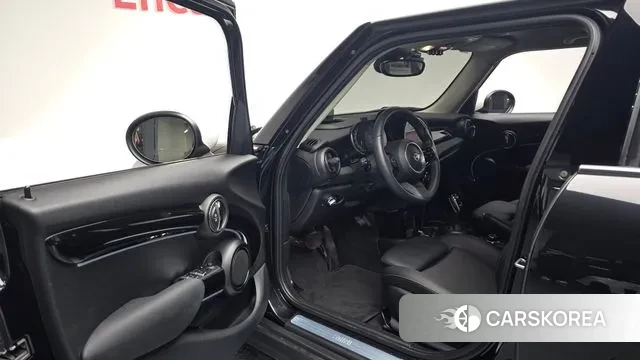 Mini Cooper 2024 Черный из Кореи, фото 2