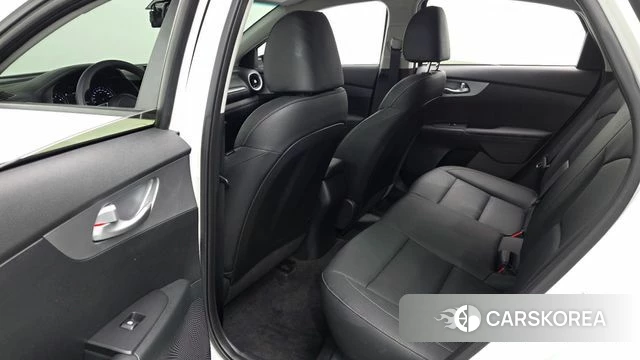 Kia The New K3 2nd generation 2024 Белый из Кореи, фото 2
