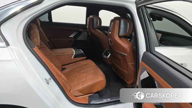 BMW 7 Series (G70) 2024 Белый из Кореи, фото 2