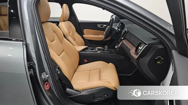 Volvo V60 Cross-Country 2nd Generation 2020 Серый из Кореи, фото 2