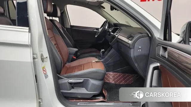 Volkswagen Tiguan Allspace 2023 Белый из Кореи, фото 2