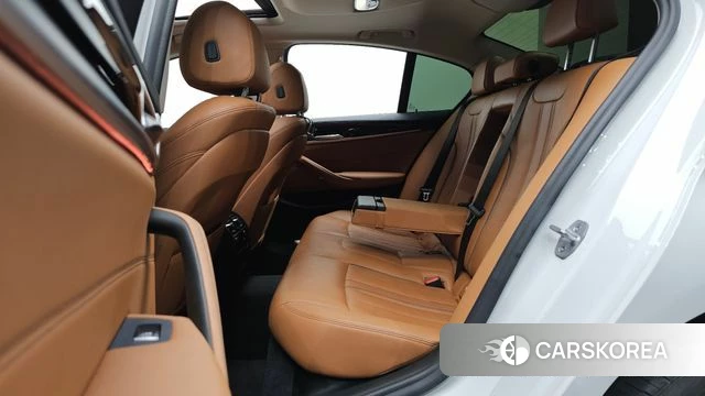 BMW 5 Series (G30) 2018 Белый из Кореи, фото 2