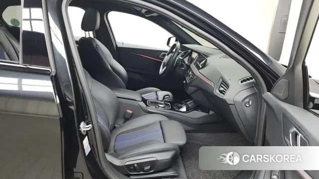 BMW 1 Series (F40) 2023 Черный из Кореи, фото 2