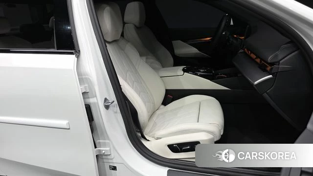 BMW 5 Series (G60) 2025 Белый из Кореи, фото 2