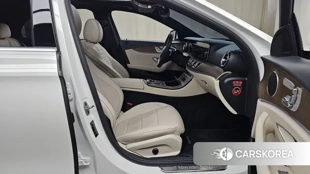 Mercedes-Benz E-Class W213 2021 Белый из Кореи, фото 2