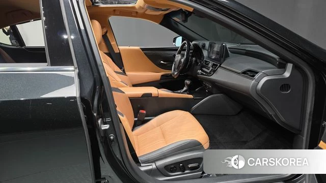 Lexus ES300h 7th generation 2022 Серый из Кореи, фото 2