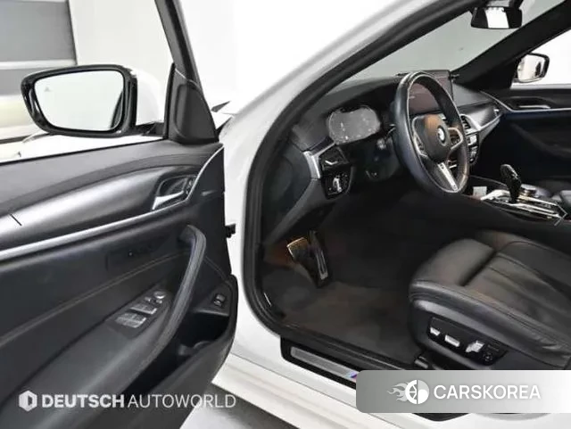 BMW 5 Series (G30) 2023 Белый из Кореи, фото 2