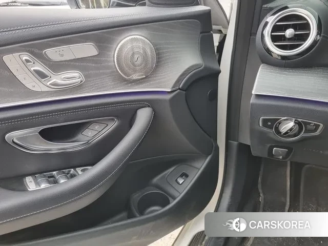 Mercedes-Benz E-Class W213 2021 Белый из Кореи, фото 2