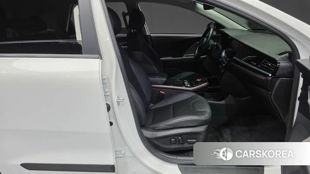 Kia Niro Plus 2023 Белый из Кореи, фото 2