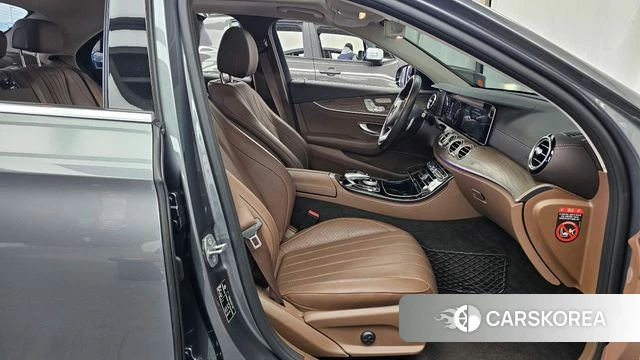 Mercedes-Benz E-Class W213 2018 Серый из Кореи, фото 2