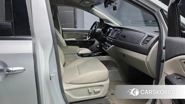 Kia The New Carnival 2018 Серебряный из Кореи, фото 2