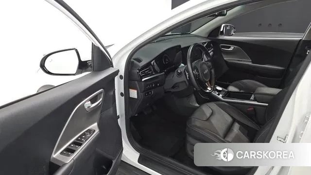 Kia Niro Plus 2022 Белый из Кореи, фото 2