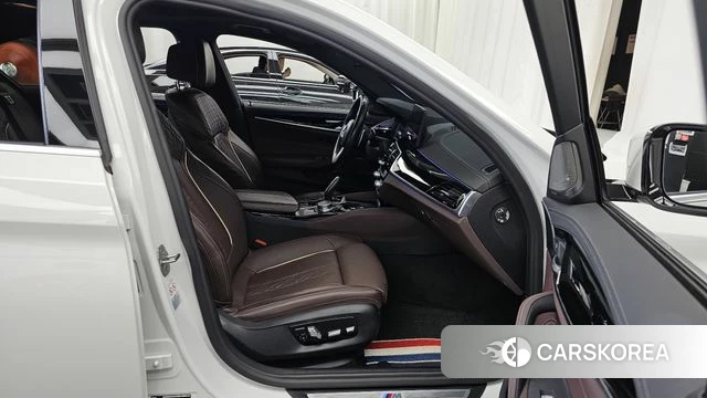 BMW 5 Series (G30) 2022 Белый из Кореи, фото 2